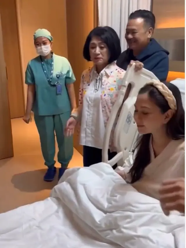 Gaya Kontras Magdalene Jane Baker dan Norwati Damanik yang Temani Jessica Mila Melahirkan Anak Pertama