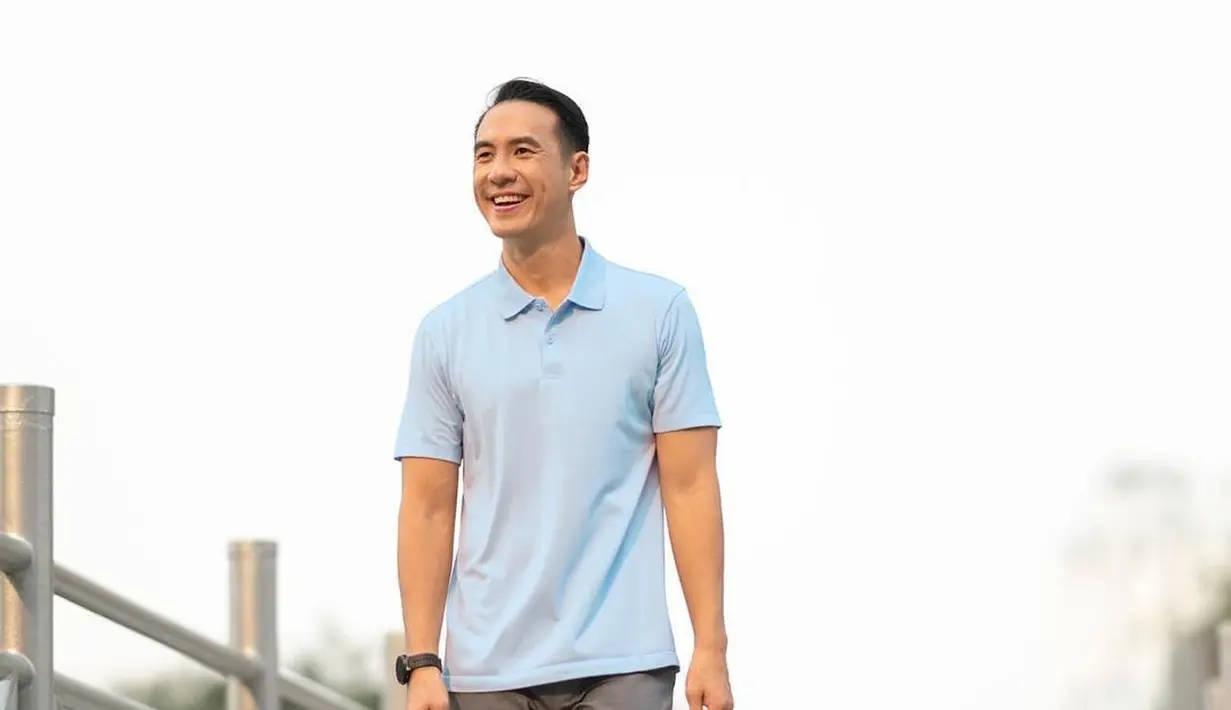 Laki-laki berusia 39 tahun ini ternyata memiliki gaya parenting yang keren. Daniel sudah mengajarkan kedua buah hatinya, Mila dan Noam, tentang sistem mengelola uang. Bahkan mereka juga diajarkan bekerja untuk menghasilkan uang sejak dini. (Instagram/vjdaniel)