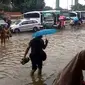 Banjir Setinggi 30 centimeter Menggenangi Terminal Kampung Rambutan, Jakarta Timur pada Rabu (1/1/2020). (Foto: Nanda Perdana Putra/Liputan6.com)