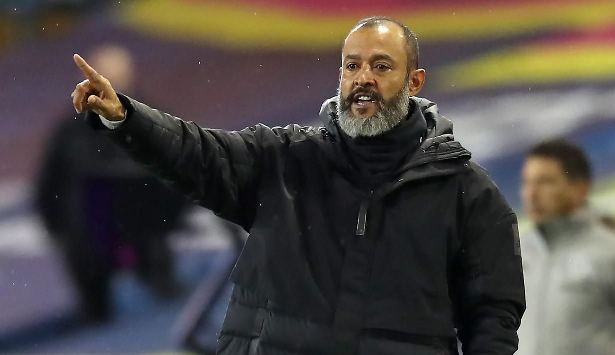 Pelatih Wolverhampton Wanderers, Nuno Espirito Santo, memberikan arahan kepada pemainnya saat menghadapi Leeds United pada laga Liga Inggris di Elland Road, Selasa (20/10/2020) dini hari WIB. Wolves menang 1-0 atas Leeds United. (AFP/Martin Rickett/pool)