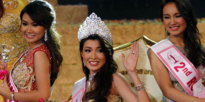 Moe (di tengah) terpilih menjadi Miss Myanmar | (c) Merdeka.com