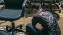 Karyawan membersihkan peralatan kantor pascabanjir di salah satu bank swasta di Kemang, Jakarta, Selasa (23/2/2021). Karyawan pertokoan, perkantoran, hingga perbankan mulai membersihkan sisa lumpur dari banjir yang melanda kawasan tersebut pada 20 Februari 2021 lalu. (Liputan6.com/Faizal Fanani)