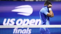 Petenis asal Serbia, Novak Djokovic, tak kuasa menahan tangis dengan menutupi wajahnya setelah berhasil merebut gelar juara US Open 2023 yang berlangsung di Arthur Ashe, New York, Senin (11/9/2023) pagi WIB. Novak Djokovic berhasil mengalahkan Daniil Medvedev yang berasal dari Rusia dengan skor 6-3, 7-6(7-5), 6-3. (AP Photo/Charles Krupa)