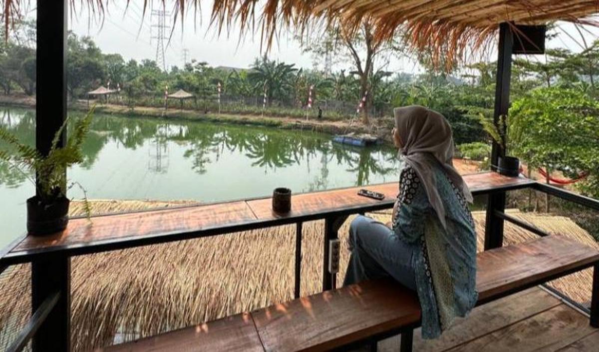 Duduk santai di saung