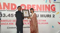 Pemberian penghargaan rekor muri kepada pengelola rest area KM 228 A Kanci Pejagan Cirebon. Foto (Liputan6.com / Panji Prayitno)