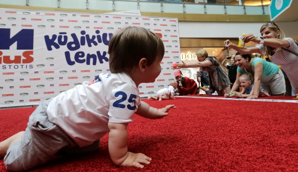 Sejumlah orang tua memberikan semangat kepada bayinya saat mengikuti lomba 'Balap Bayi' di Vilnius, Lithuania (1/6). Lomba ini diadakan dalam rangka memperingati Hari Anak Internasional. (REUTERS/Ints Kalnins)