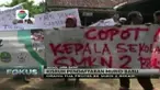 Para orangtua murid yang rata-rata berprofesi sebagai pemulung protes, lantaran anaknya sulit untuk bersekolah.