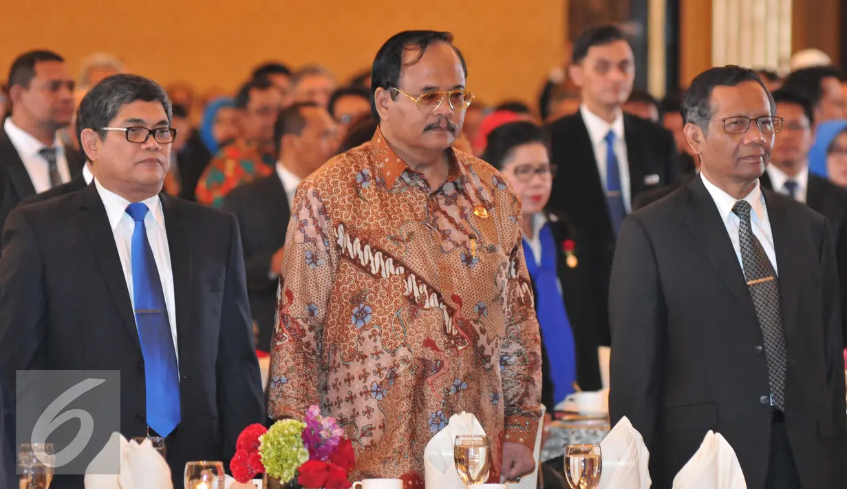 Jaksa Agung Muhammad Prasetyo (kedua kanan) bersama Mantan Ketua MK Mahfud MD (kanan) dan Ketua Umum Dewan Pimpinan Nasional Peradi, Fauzie Hasibuan saat pelantikan pengurus Peradi di Jakarta, Jumat (28/8/2015). (Liputan6.com/Andrian M Tunay)  