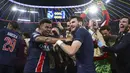 Khvicha Kvaratskhelia (tengah kanan) bersama para pemain PSG merayakan gol keempat timnya ke gawang Inter Milan dalam laga final Liga Champions 2024/2025 di Allianz Arena, Munchen, Jerman, Minggu (01/06/2025) dini hari WIB. (AP Photo/DPA/Robert Michael)