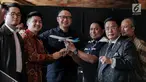 Dirut Garuda Indonesia I Gusti Ngurah Askhara Danadiputra (tiga kiri) bersama youtuber Rius Vernandes (kedua kiri) dan Ketua Harian Serikat Karyawan Garuda Indonesia Tomy Tampati (tiga kanan) foto bersama usai berdamai di Jakarta, Jumat (19/7/2019). (Liputan6.com/Faizal Fanani)