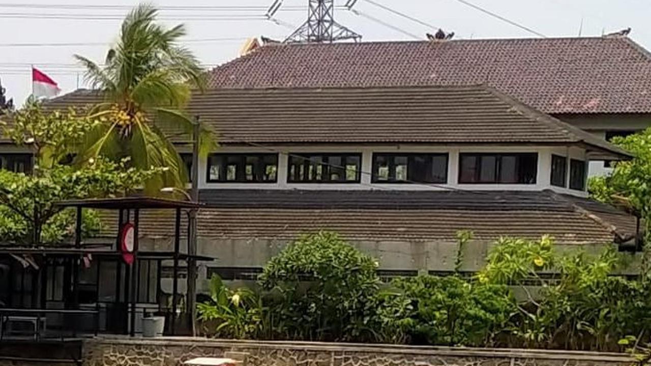 "Waktu itu mah emang mulai menyusut airnya pas kemarau. Sekarang sudah kering begini malah nggak ada airnya sama sekali," katanya, Rabu (11/10).