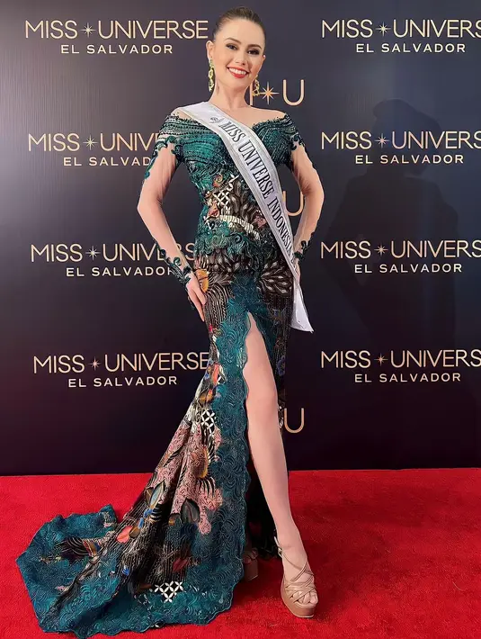 Kebaya rancangan @bridesgalleryshinjukuhairmake @yulianamiapratama itu terlihat semakin apik dengan detail motif batik yang tersemat pada kebayanya, ditambah dengan detail potongan high slit yang memberi kesan kaki jenjang pada tampilan Fabienne. [@fabienne_fng]
