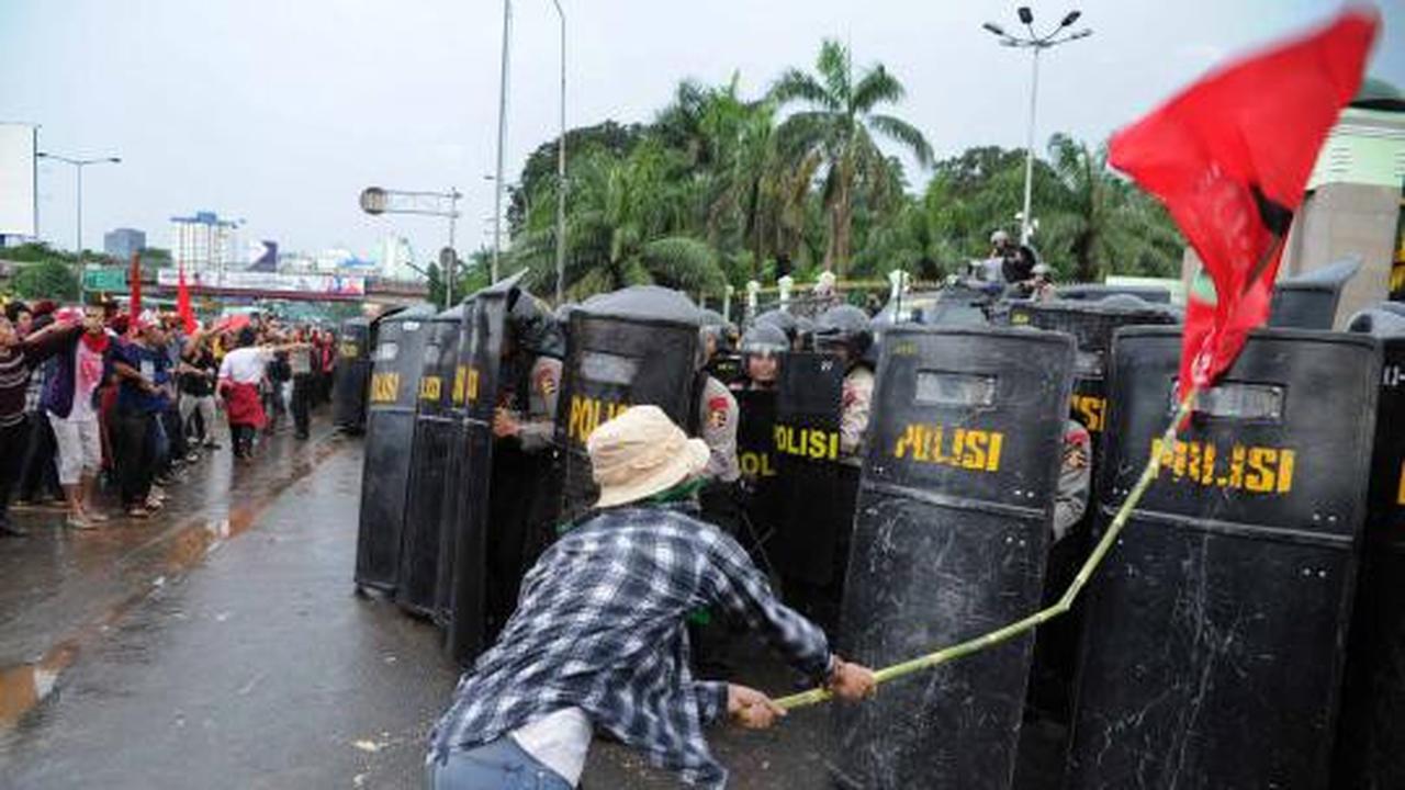 Bentrok demonstran vs polisi di DPR
