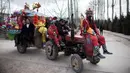 Penduduk desa mengenakan kostum tradisional menumpang traktor jelang festival She Huo di Longxian, provinsi Shaanxi, Tiongkok (27/2). Mereka mengenakan kostum beraneka ragam untuk mengikuti festival She Huo. (AFP Photo/Fred Dufour)