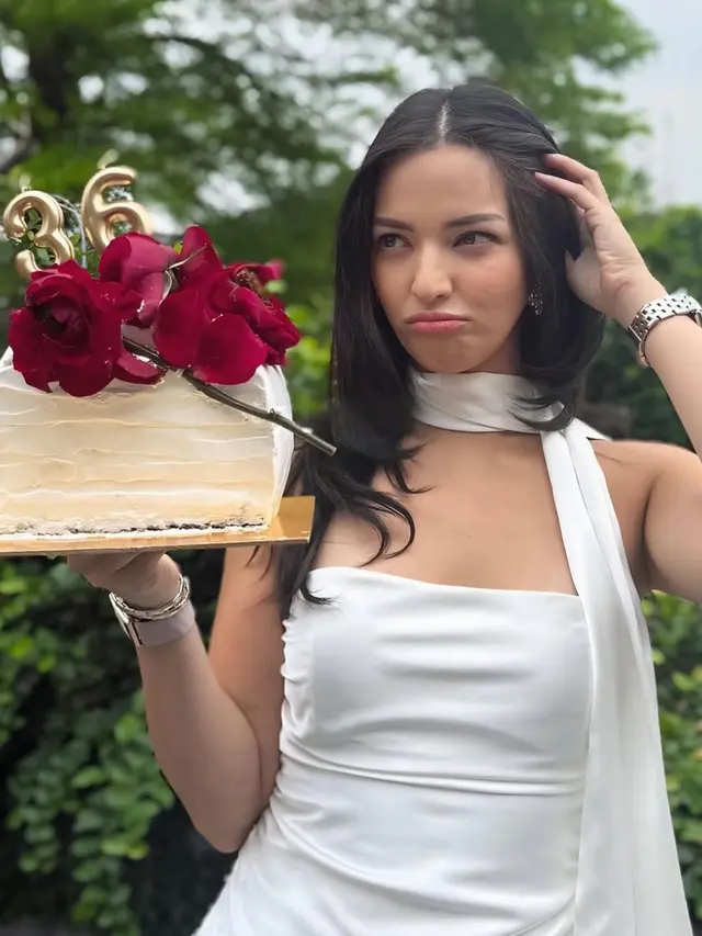 Nia Ramadhani Rayakan Ulang Tahun ke-36 pakai baju putih. [@ramadhaniabakrie]