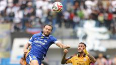 Pemain Persib Bandung, Marc Klok (kiri) berebut bola dengan pemain Persija Jakarta, Maxwell dalam laga lanjutan BRI Super League 2025/2026 melawan Persija Jakarta di Stadion Gelora Bandung Lautan Api, Bandung, Minggu (11/01/2026). (Bola.com/Abdul Aziz)