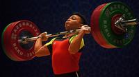 Aksi Eko Yuli Irawan di kelas 62 kilogram pada Islamic Solidarity Games di Baku, Azerbaijan pada Minggu (13/5/2017). (AFP/Jonathan Nackstrand)