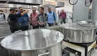 Menag Yaqut Cholil Qoumas mengecek kesiapan dapur di Madinah untuk melayani katering jemaah haji Indonesia. (Foto: Humas Kemenag)