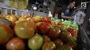 Tomat terlihat di pasar di Jakarta, Rabu (20/12).  Jelang Natal dan Tahun Baru, harga bahan pokok di Jakarta mulai merangkak naik. Namun, kenaikannya masih belum tinggi hanya berkisar Rp2.000-5.000 per kg. (Liputan6.com/Angga Yuniar)