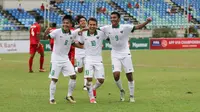 Pemain Timnas Indonesia U-19 merayakan kemenangan usai mengalahkan Myanmar pada laga Piala AFF U-18 di Stadion Thuwunna, Minggu, (17/9/2017). Indonesia menang 7-1 atas Myanmar. (Liputan6.com/Yoppy Renato)