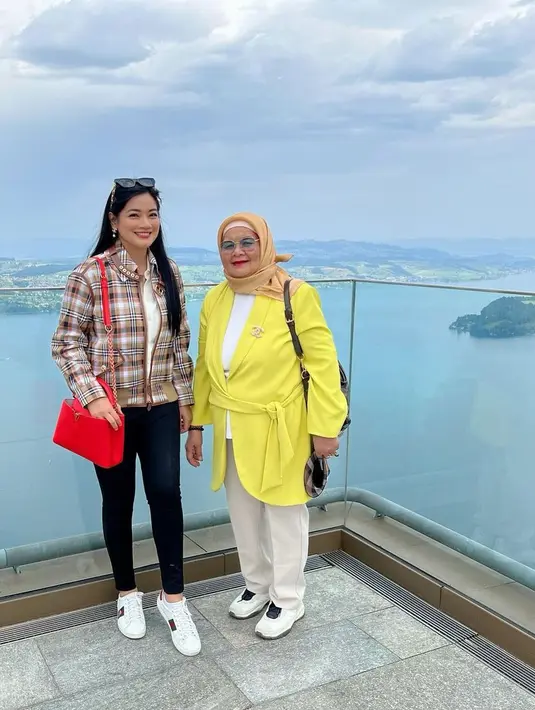 <p>Titi Kamal tak liburan bersama suami dan anaknya.ia menikmati liburan ke Swiss bersama sang mama. Banyak sekali netizen yang memberikan pujian.Netizen menilai ibunda titi nampak awet muda.(instagram/titi_kamall)</p>