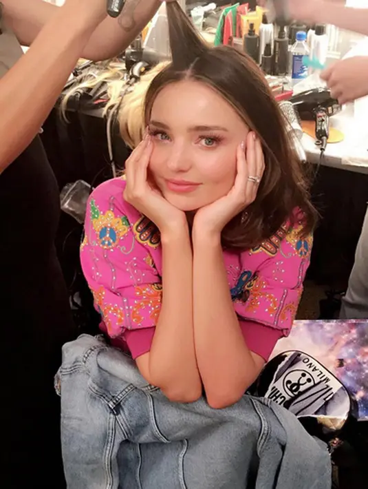 Setelah melakukan yoga  di pagi hari, keluarga mereka pun berkumpul dan kemudian pesta pernikahan mereka digelar di halaman belakang tempat mereka menginap. (Instagram/mirandakerr)