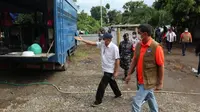 Kepala BNPB Doni Monardo melakukan peninjauan dapur umum di Lewoleba, NTT, Selasa (6/4/2021). (Badan Nasional Penanggulangan Bencana/BNPB)