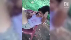 Lucu tapi kasihan, detik-detik wanita nyungsep saat sedang asik terima telepon sukses bikin ngakak.
