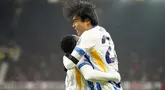Pemain Brighton, Kaoru Mitoma merayakan golnya ke gawang Manchester United pada laga lanjutan Liga Inggris 2024/2025 yang berlangsung di Old Trafford, Manchester, Inggris, Minggu (19/01/2025). (AP Photo/Dave Thompson)