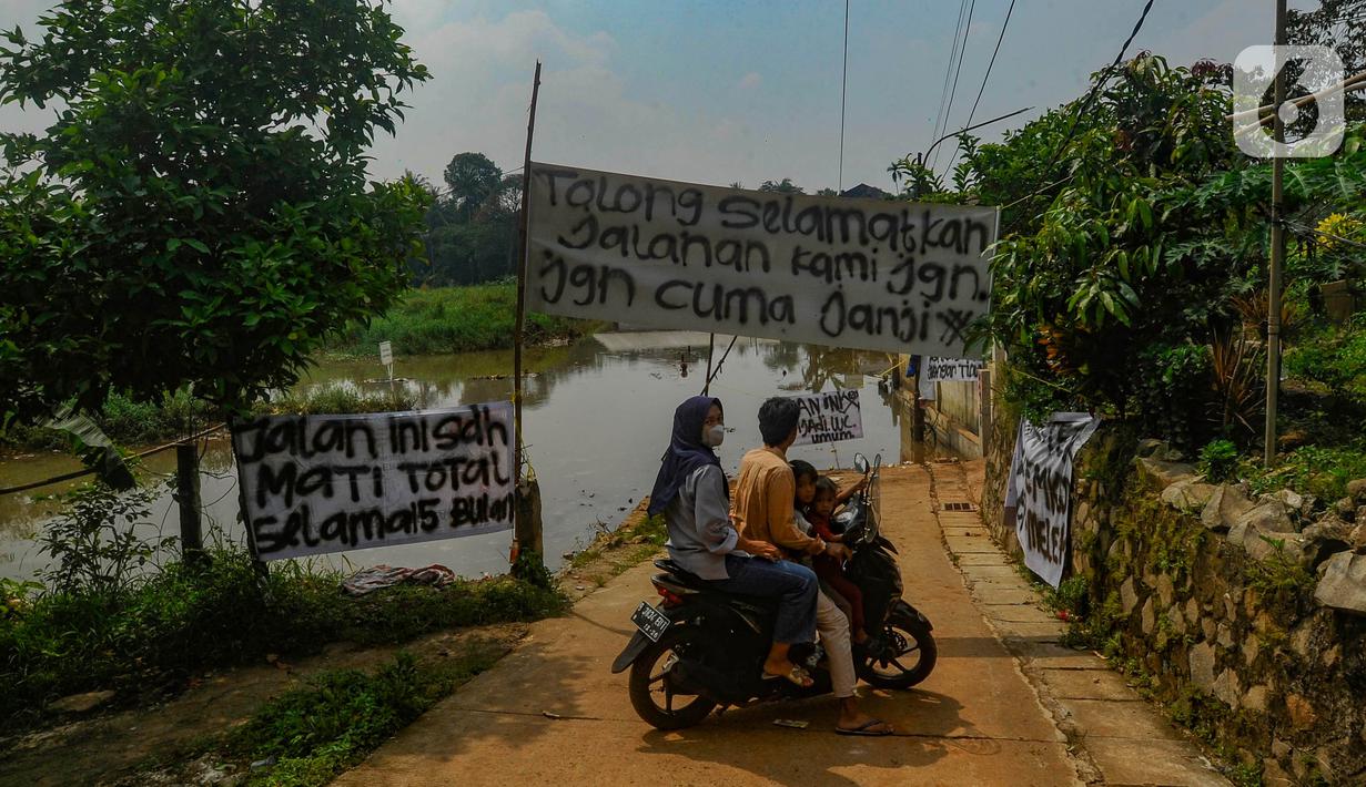 Longsornya sampah di TPA Cipayung berdampak pada terisolirnya jalan dan beberapa rumah warga di Kampung Bulak Barat RT 04 RW 08 Kelurahan Cipayung, Depok. (merdeka.com/Arie Basuki)