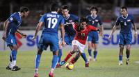 Budi Sudarsono menghindari penjagaan pemain Singapura saat penyisihan grup Piala AFF 2008 di Jakarta. (AFP/Bay Ismoyo)