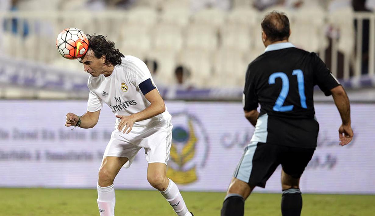 Pemain Real Madrid Legends, Jose Amavisca menyundul bola saat laga persahabatan melawan BaniYas FC di Abu Dhabi, UEA, Jumat (4/12/2015). (EPA/Ali Haider)