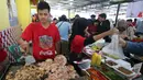 Tak hanya menyajikan menu tradisional, pasar Takjil Ramadan di kawasan Bendungan Hilir, Jakarta turut menghadirkan kuliner kekinian yang diminati kalangan muda. Tampak dalam foto, aktivitas jual beli di Pasar Takjil Ramadan, Bendungan Hilir (Benhil), Jakarta, Senin (23/2/2026). (merdeka.com/Arie Basuki)