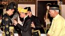 Presiden Joko Widodo menerima penyematan pin dan keris dari Sultan Deli, Tuanku Mahmud Lamantjiji Perkasa Alam saat menerima gelar Tuanku Sri Indera Utama Junjungan Negeri dari Kesultanan Deli di Istana Maimoon, Minggu (6/10). (Liputan6.com/HO/Biropers)