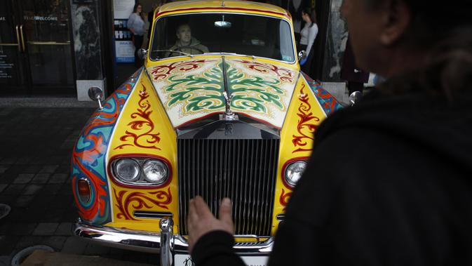 Rolls-Royce milik John Lennon, limusin touring Phantom V yang dibeli pada tahun 1964 dan dicat ulang dengan gaya Romany yang berwarna-warni, diturunkan untuk ditampilkan hingga pertengahan Maret di Museum Royal BC di Victoria, British Columbia (27/1/2020). (Chad Hipolito/The Canadian Press via AP)