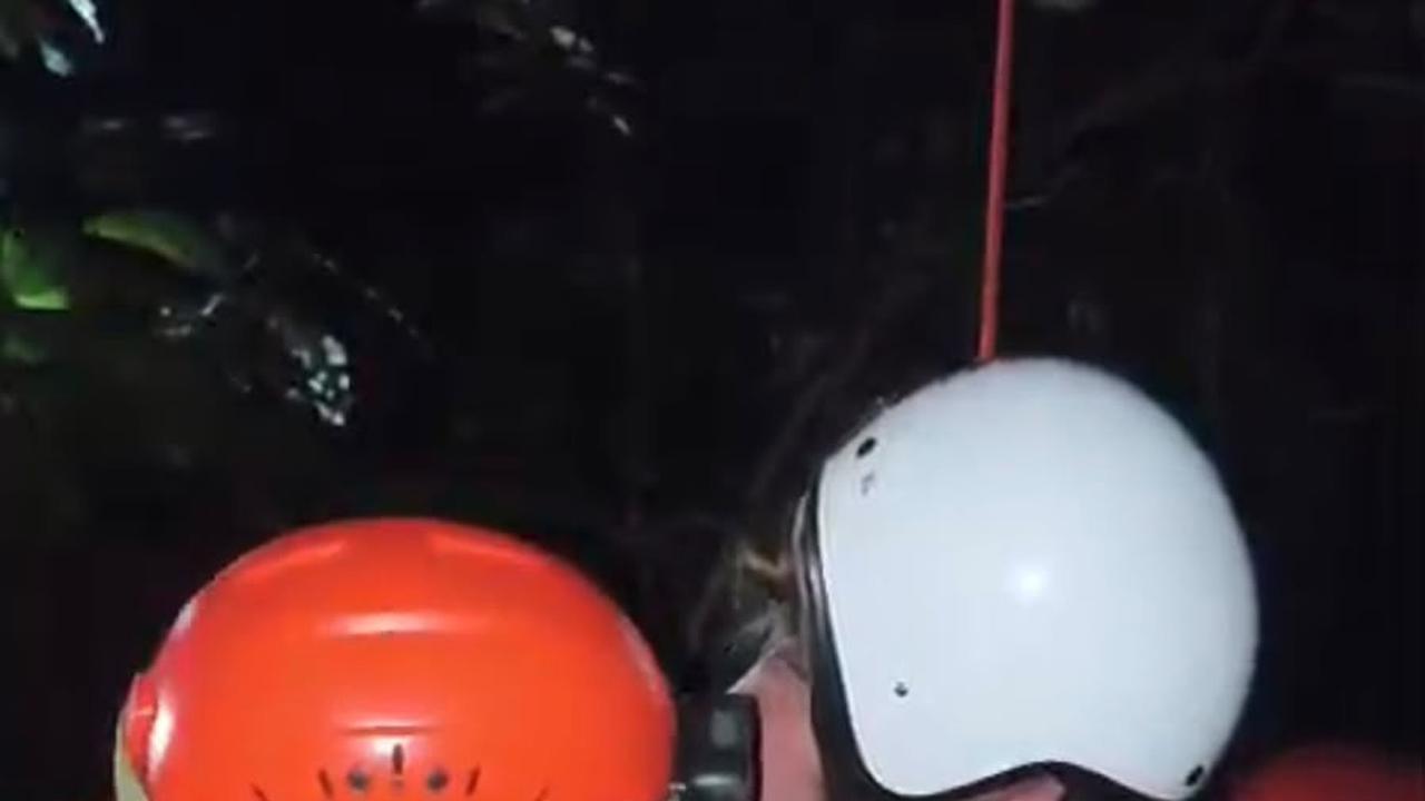 Evakusi paraglider Rusia. (Dokumentasi Basarnas Surabaya).
