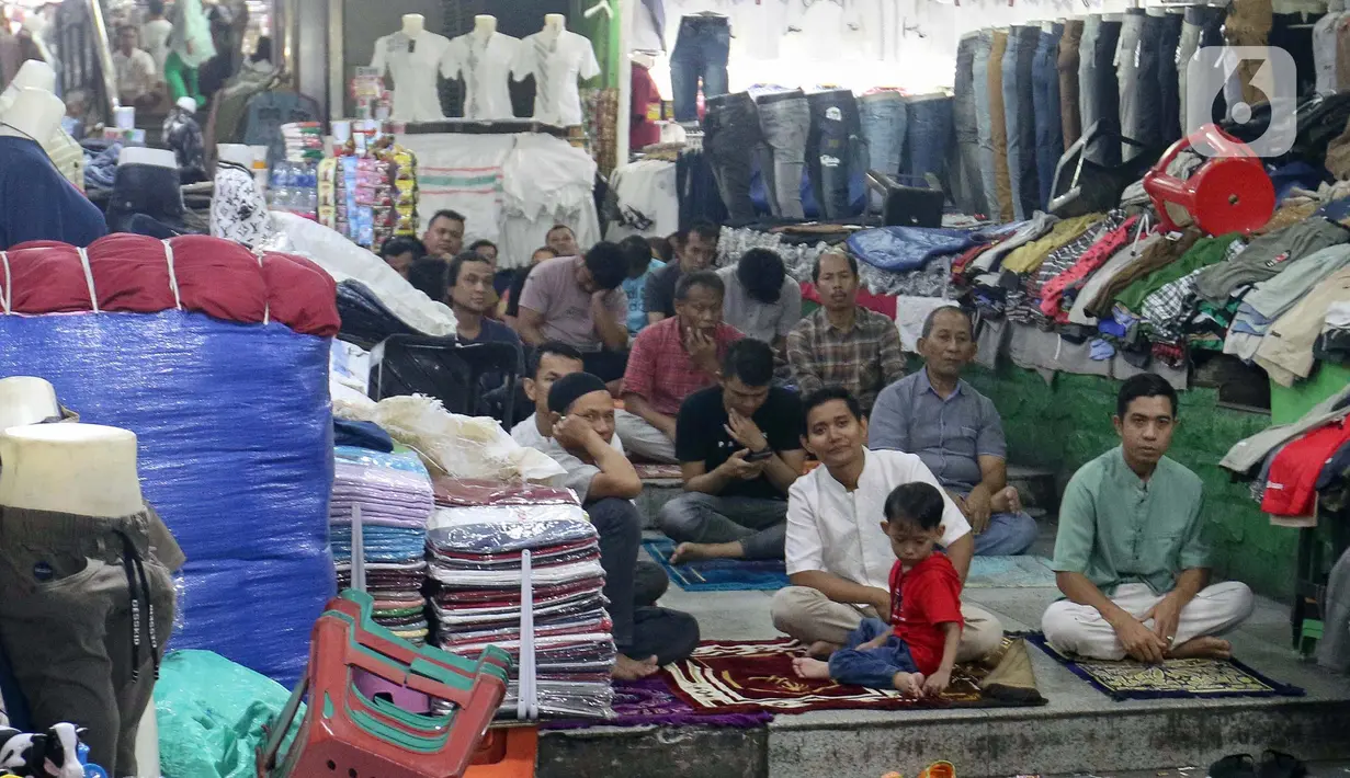 Keterbatasan ruang di Masjid Nurul Muhajirin yang berada di lokasi pasar membuat penyelenggaraan shalat Jumat berlangsung hingga ke lorong, kios dan lapak pedagang. (Liputan6.com/Herman Zakharia)