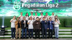 Ketua umum PSSI, Erick Thohir (tengah kanan), Direktur utama PT Pegadaian Damar Latri Setiawan (tengah kiri), Direktur utama PT LIB Ferry Paulus (ketiga kanan), dan Deputy Director Origramming Indosiar Ekin Gabriel Surbakty (kiri) berfoto bersama saat konferensi pers Pegadaian Liga 2 2024/2025 yang berlangsung di The Gade Tower, Senen, Jakarta, Selasa (03/09/2024). (Bola.com/Bagaskara Lazuardi)