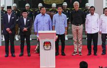 FOTO:  Ekspresi Tiga Pasangan Capres dan Cawapres RI Deklarasi Kampanye Pemilu Damai 2024 di Kantor KPU