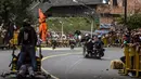 Peserta beradu kecepatan menuruni bukit menggunakan kendaraan buatan sendiri selama festival kendaraan luncur dengan nama Car Festival ke 29 di Medellin, Kolombia pada 18 November 2018. (Photo by JOAQUIN SARMIENTO / AFP)