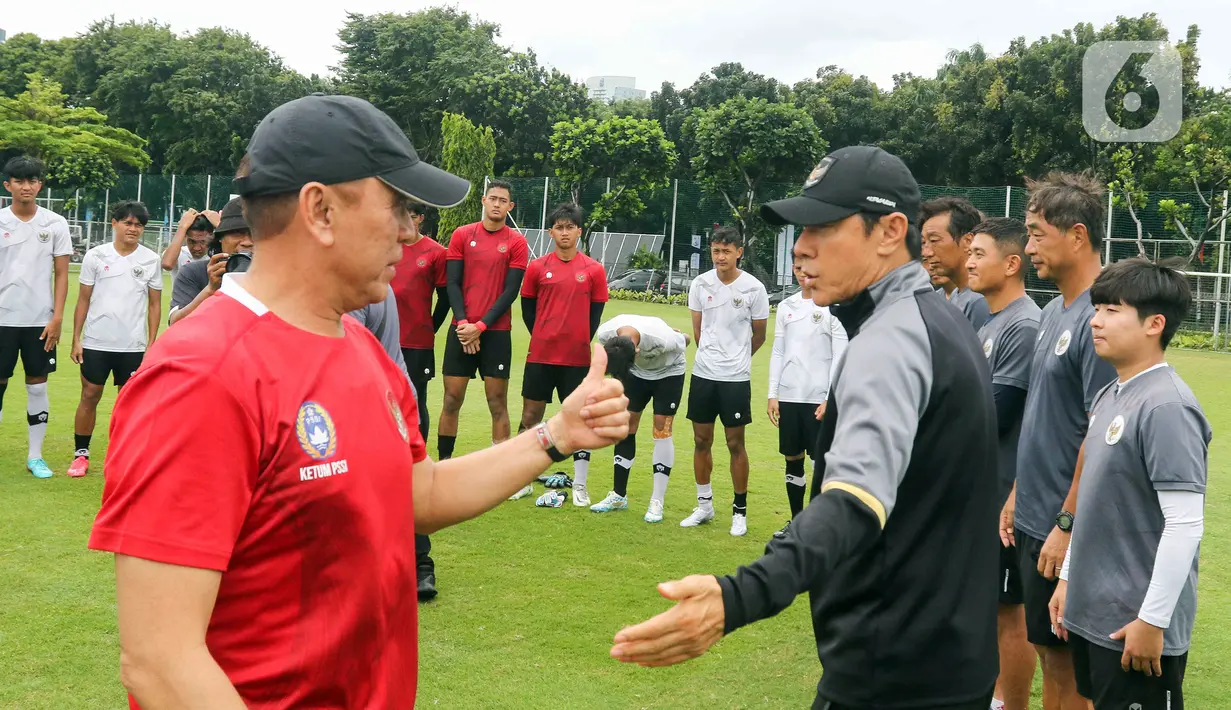 <p>Ketua Umum PSSI Mochamad Iriawan (kiri) bersama pelatih Shin Tae-yong usai pemain Timnas Indonesia U-20 latihan untuk Piala Asia U-20 2023 di Lapangan A, Kompleks Stadion Utama Gelora Bung Karno (SUGBK), Jakarta, Rabu (15/02/2023). Mochamad Iriawan berpamitan dengan pemain Timnas Indonesia U-20 dan pelatih Shin Tae-yong. (Liputan6.com/Herman Zakharia)</p>