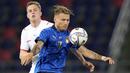 Striker Italia, Ciro Immobile, berebut bola dengan pemain Republik Ceko, David Zima, pada laga uji coba di Stadion di Reanto Dall'Ara, Sabtu (5/6/2021). Italia menang dengan skor 4-0. (AP/Antonio Calanni)
