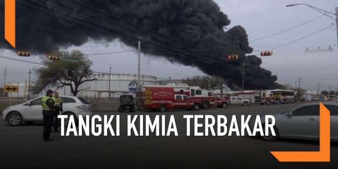 VIDEO: Kebakaran Hebat di Terminal Petrokimia Texas