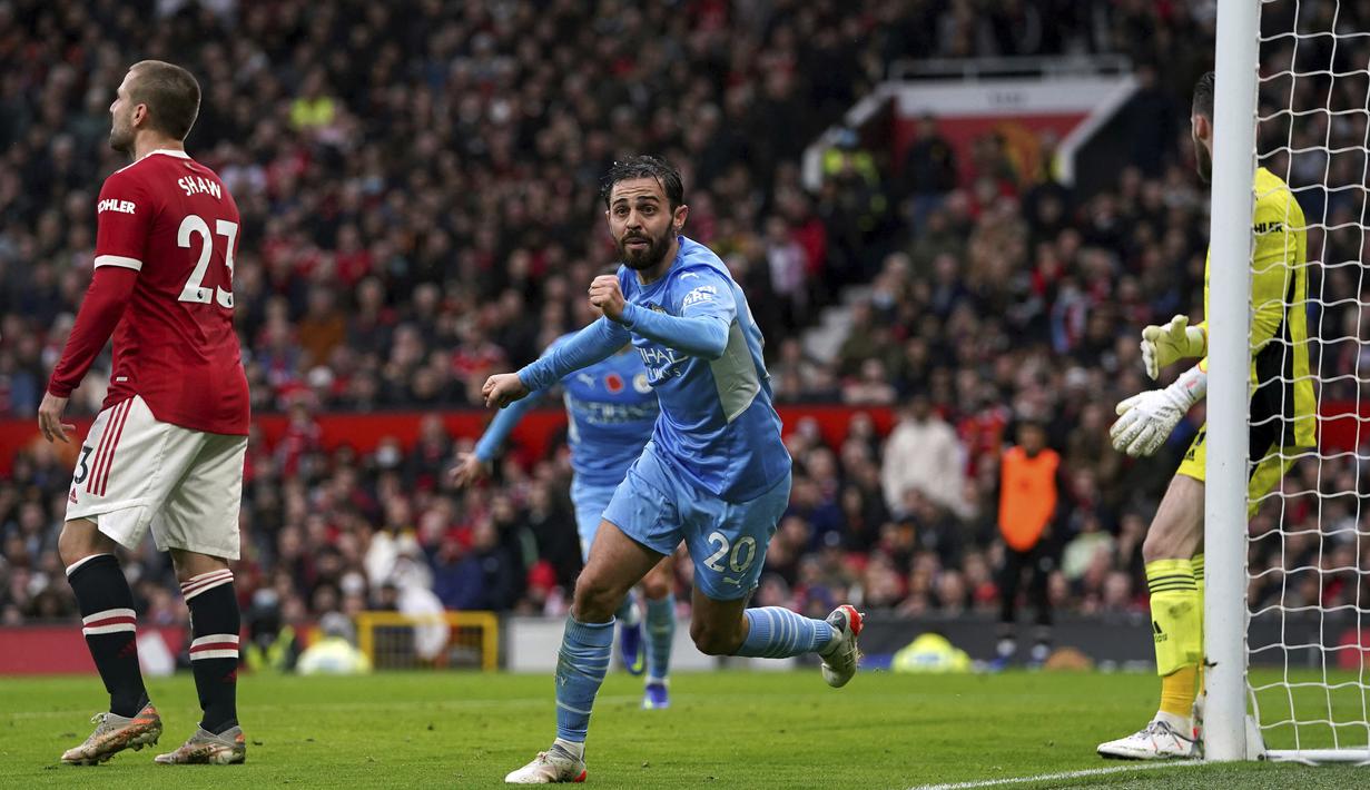 Gol kedua Manchester City tercipta di masa injury time babak pertama. Bernardo Silva yang muncul dari belakang untuk menyambut umpan Joao Cancelo luput dari pengamatan Luke Shaw. Sontekan Bernardo Silva meski mampu ditahan David De Gea akhirnya masuk ke dalam gawang. (PA via AP/Martin Rickett)