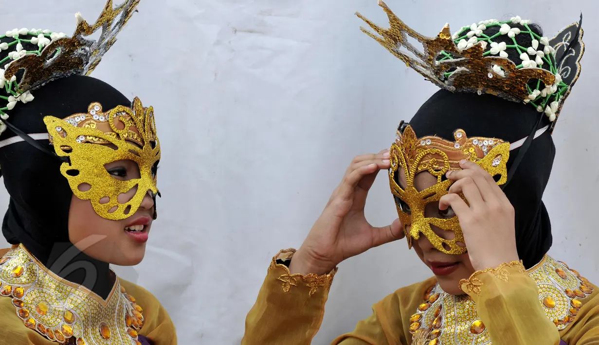 Para penari topeng merapikan topengya sebelum pentas di acara pembukaan  kegiatan Muhammadiyah Expo 2015, Jakarta, Kamis (28/5/2015). 250 gerai pameran dari pelaku usaha kecil menengah binaan Muhammadiyah di tampilkan. (Liputan6.com/Johan Tallo)