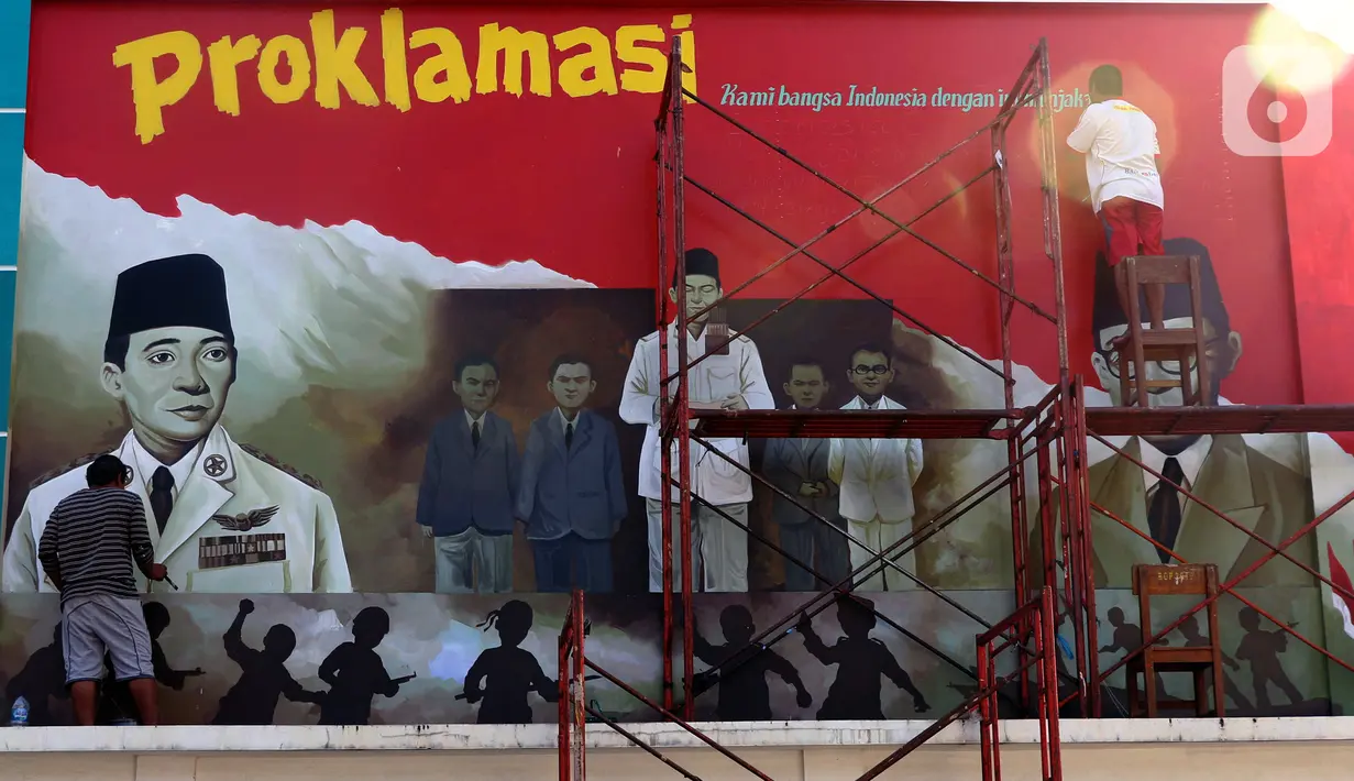 Pekerja tengah membuat mural detik detik proklamasi kemerdekaan Republik Indonesia di Pondok Aren, Tangerang Selatan, Rabu (22/7/2020). Pembuatan mural tersebut untuk menyambut HUT ke-75 kemerdekan RI pada bulan Agustus mendatang. (Liputan6.com/Angga Yuniar)