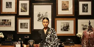 Motif Kupu Banyumasan memiliki makna filosofi tentang kebebasan. Motif yang diadaptasi ke dalam selendang dan kain berhasil memberikan 'kebebasan' dalam bergaya dengan batik. (Foto: Fimela/ Batik: Iwan Tirta/ Makeup: Laura Mercier/ Hair: Shiseido Professional Indonesia/ Model: Mazzaya from Studio47)