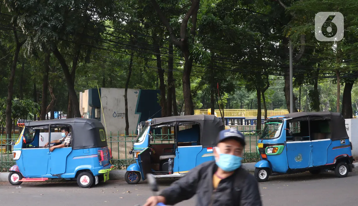 Pengemudi bajaj tengah menunggu penumpang di kawasan Taman Puring, Jakarta, Minggu (11/7/2021). Dampak dari PPKM darurat membuat penghasilan para pengemudi bajaj menurun drastis hingga 70 pesen. (Liputan6.com/Angga Yuniar)