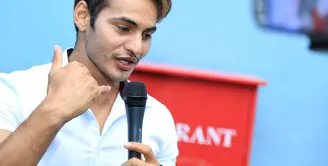 Aktor asal India Ravi Bathia kini sedang disorot punya kedekatan spesial dengan Ayu Ting-Ting. Sosok Ayu pun disebut masuk dalam kriteria wanita idaman Ravi, namun ia mengatakan hubungannya dengan Ayu hanya berteman. (Adrian Putra/Bintang.com)
