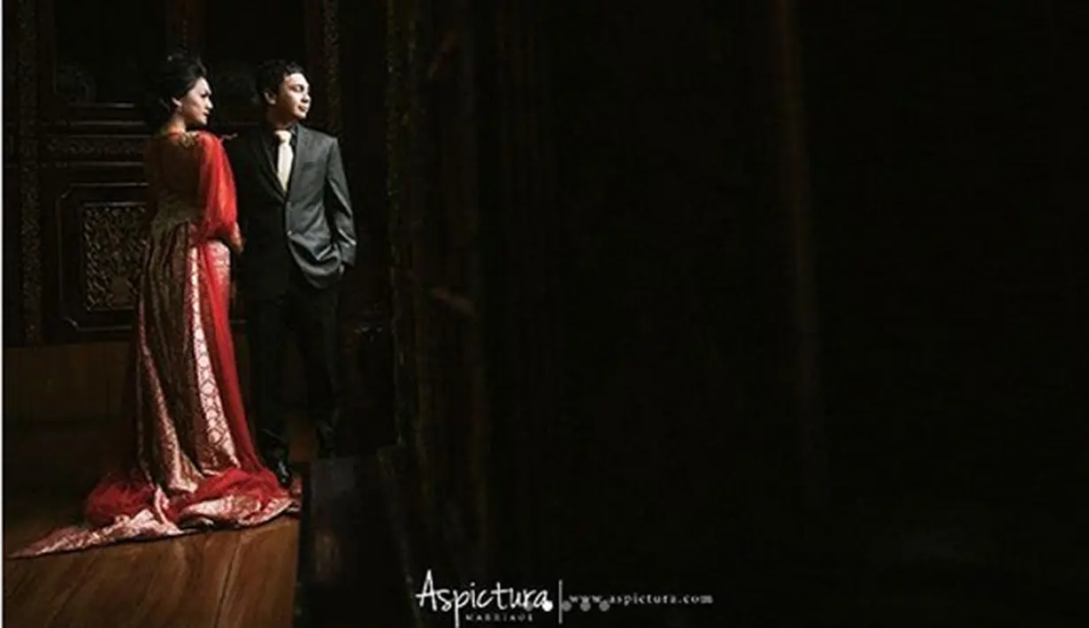 Warganet rame-rame mengucapkan selamat melepas jomblo. Tidak sedikit yang mempertanyakan mahkota jomblonya diserahkan ke siapa? (Instagram/raditya_dika)